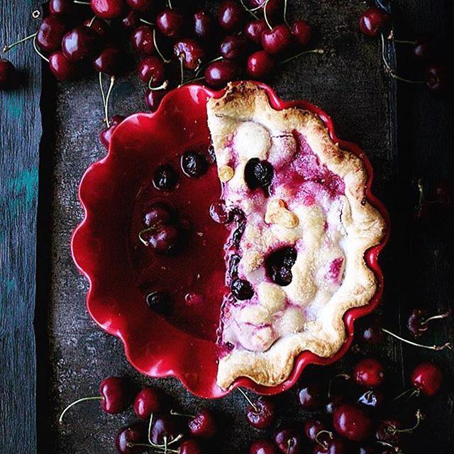 Emile Henry Ruffled Pie Dish: Burgundy