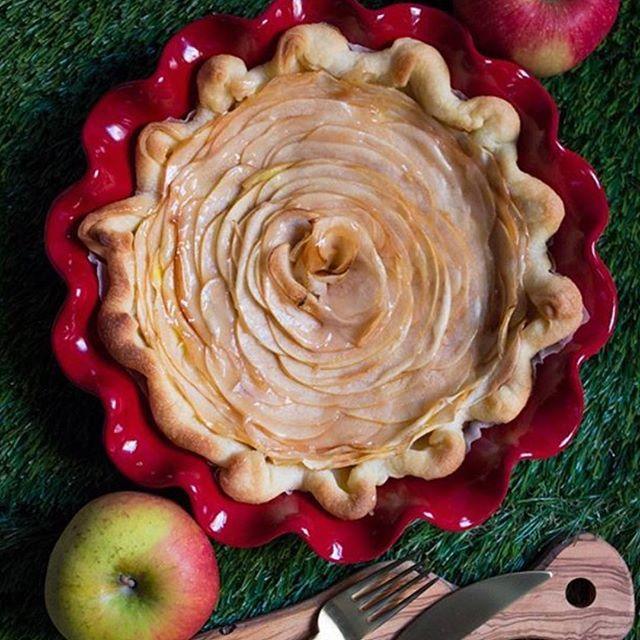 Emile Henry Ruffled Pie Dish: Burgundy – Zest Billings