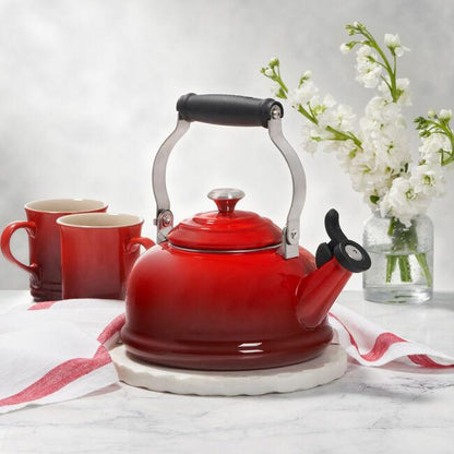 Le Creuset Kettle: Whistling, Cerise