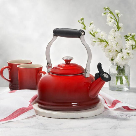 Le Creuset Kettle: Whistling, Cerise