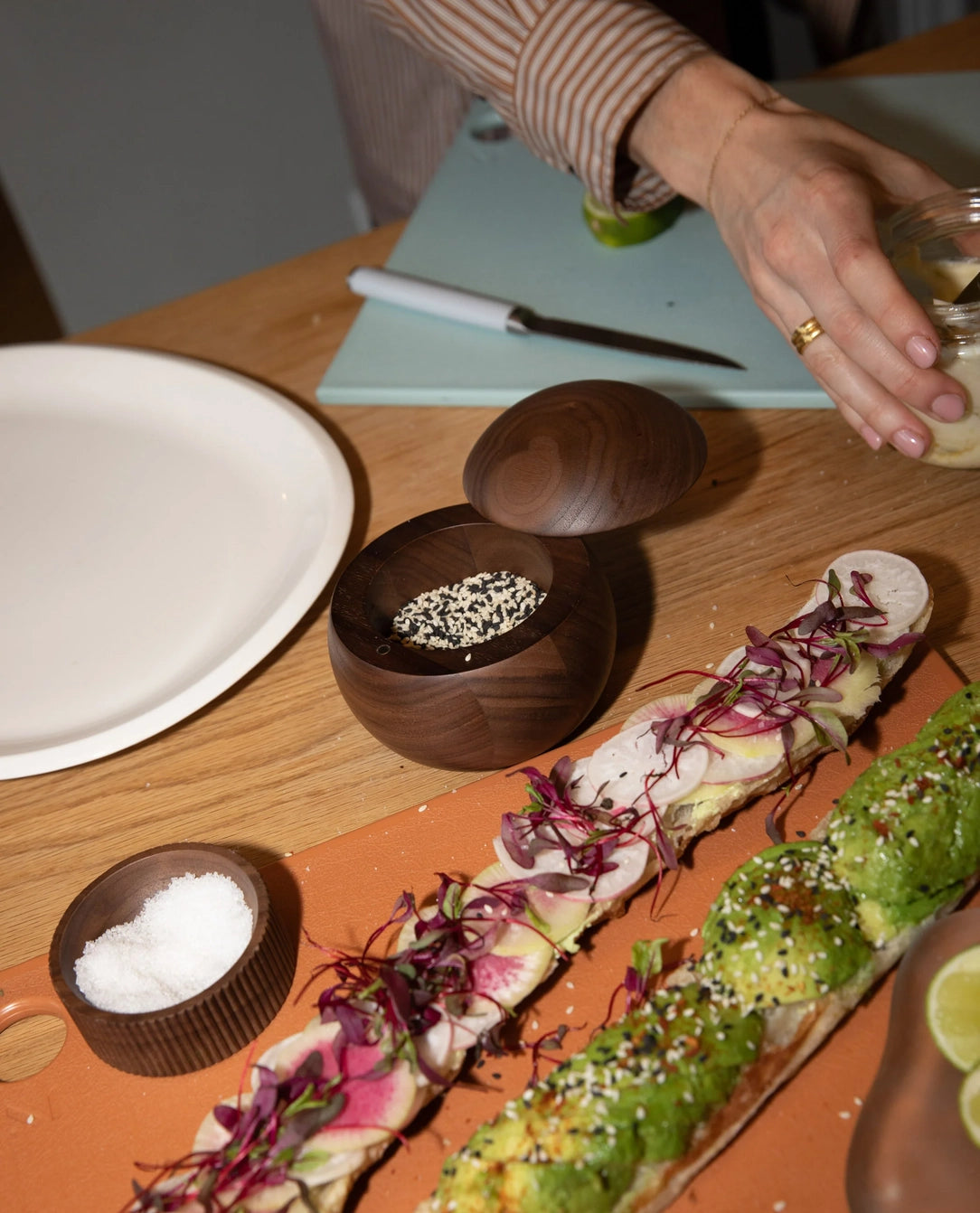 Material Kitchen Salt Sphere: Walnut