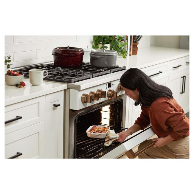 Staub Round Dutch Oven: 7 QT, Grenadine